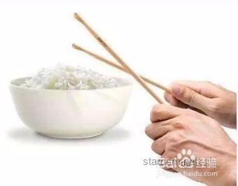 **开水烫碗的餐桌礼仪之争：一次误解引发的思考**
